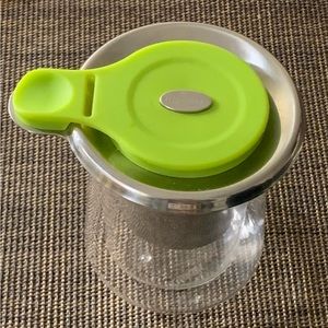 Trudeau Glass Cup with Tea Leaf Fuser Lid. Unique Beaker Design. Never been used